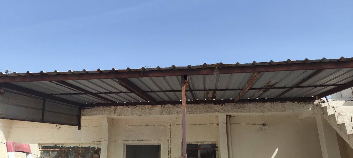 سقيفة حديد ٣*٦ متر
سرير اطفال حديد عدد ٢ 
*********** عمارة, ميسان
