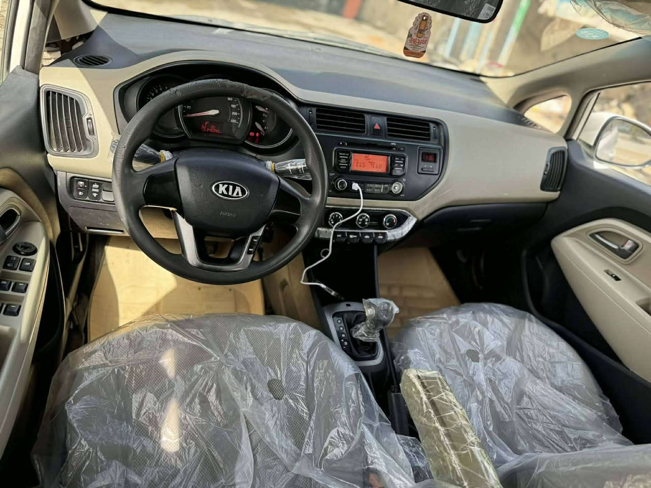 سلام عليكم كيه ريو ١٦ السعر 42 
 كصه جنطه  دخول جديد متومه رقم وسنويه طبق الاصل سياره جاهزه من كلشي وكلشي شغال كير ومكينه بل كارتون تخم تاير حداديه كهربائيات باتري كله جديد تتفئه تبريد غرفه جديدة داخل  نضيف مكانه نجف تواصل عن طريق ***********
