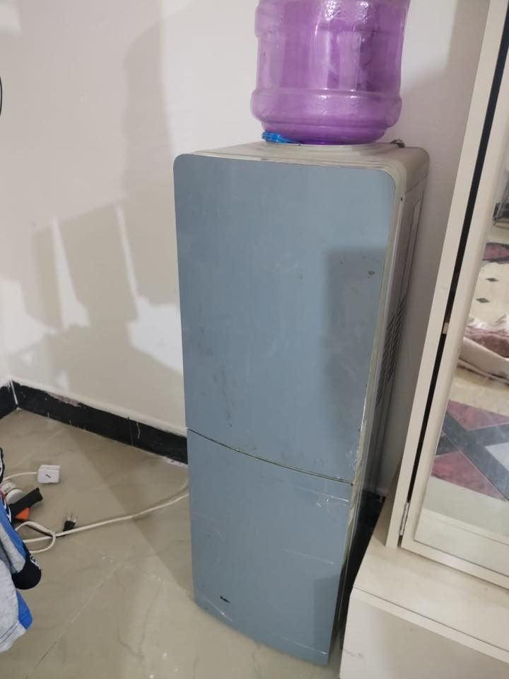 اغراض للبيع بيهن مجال البراد شغال والمي ثلج وحار كلهن نضيفه وشغاله الاتصال  ؏ رقم ***********
