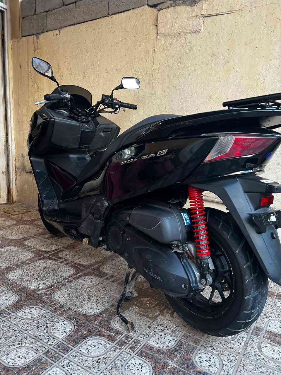 سلام عليكم شباب من رخصت مديرالكروب المحترم دراجه فورزه صفر 12 رمبه كفاله عامه صارله25يوم نازله رمبه  البيع والمراوس السعرتصال اووتساب ***********
