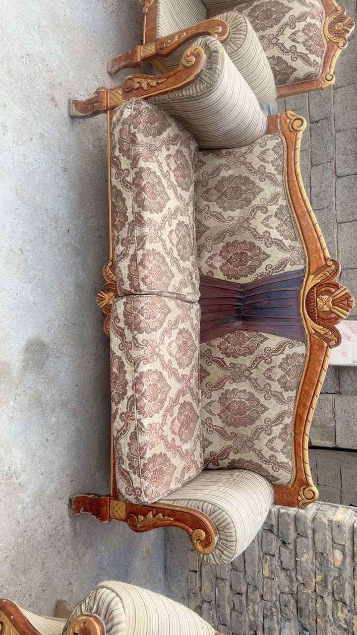 تخم مصري للبيع مستعمل بي ضرربصيط نقص سفنجات مال كراسي فقط 2 السعر 300 وبي مجال الطباخ تركي شغال 250 الف والساحبه طباخ شغاله 75 الف المكان بغداد اكو توصيل بل كروه *********** بي واساب
