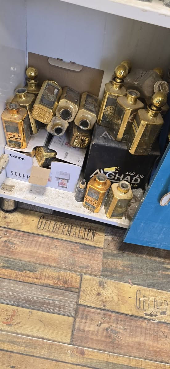 فاترينات للبيع سعر الفاترينة  75 شغل درجة اوله + شيشه عطور المكان بغداد مدينة الصدر ***********
