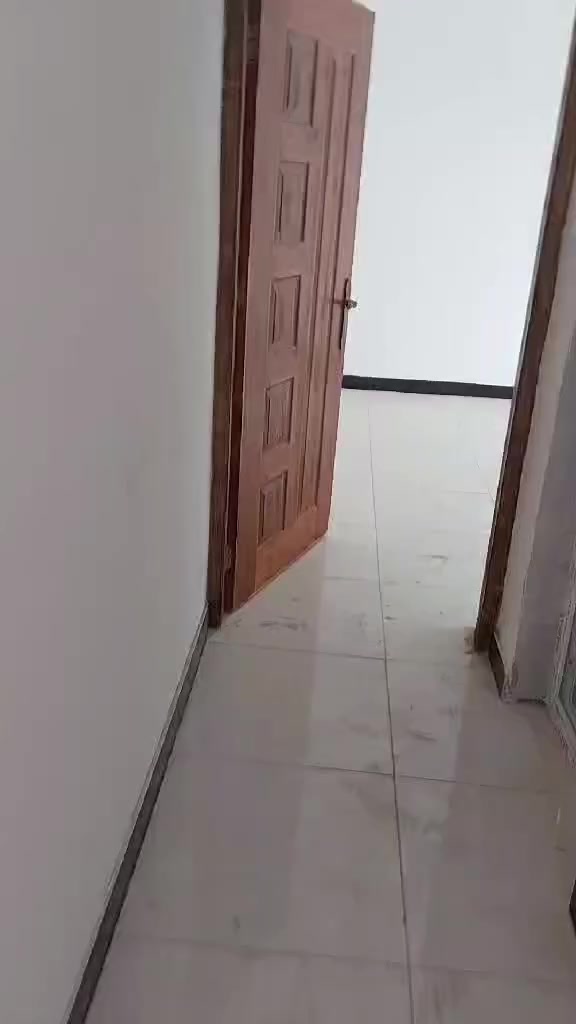 سلام عليكم بيت للبيع مساحه ١٠٠متر بناء جديد طابق نص كاطون شارع مدارس  قريب على مدرسه الشام طابو صرف ***********
