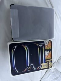 ايباد برو m5 ذاكرة 256GB  كامل ملحقات باكيته_كيبل_شاحنه نظافة 100% بطا...
