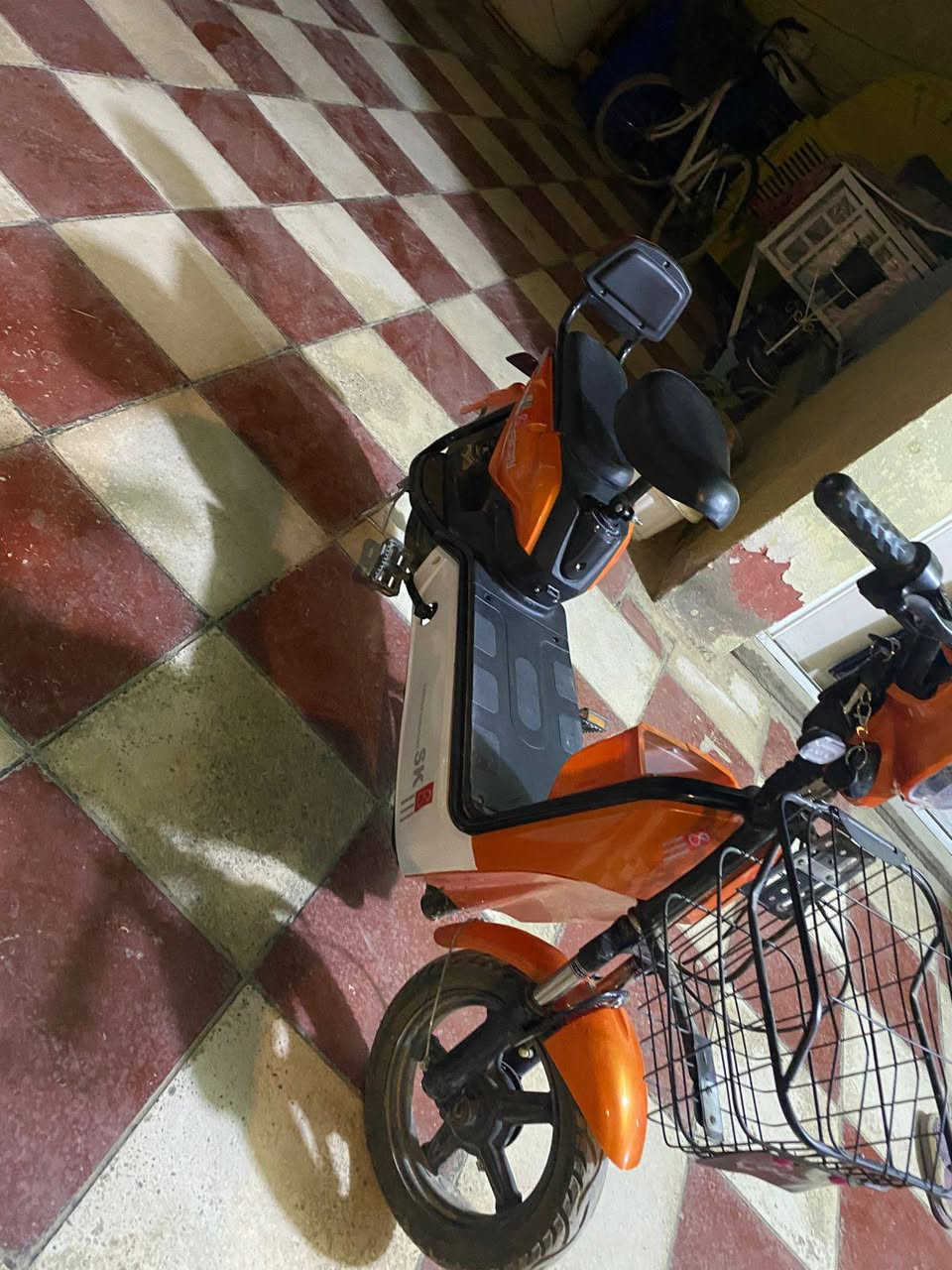 سلام عليكم دراجه شحن للبيع الدراجه امانت الله نضيفه كلش و احله من الصور 
1 استاند مبايل 
2 دبل اسويج و دبل بصمه 
3دبل امامي و دبل خلفي 
4اشاير يمنه يسره شغاله 
5 سرعه الدراجه الحقيقي 70
6 هورن قوي 
7 قفل  خلفي تاير الدراجه 
8 لد امامي و خلفي 
 9 شاحنه الدراجه وياهه 
10 ملف نحاس 
11 عدد البطاريات 4
12 الدراجه كلشي ما مبدل بيهه 
13 الدراجه ما صارلهه شهر من اشتريتهه 
مكان الدراجه حله شارع 80 حي العسكري 
سعر 290 و بيهه مجال حك الجيه 
رقم الهاتف ***********
