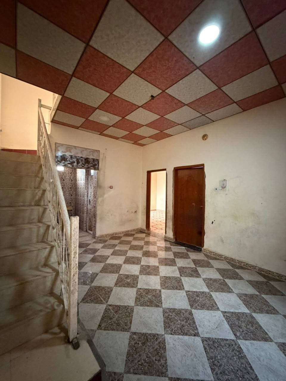 اهواي موصيني على بيت ايجار 
الهم صلي على محمد وال محمد 
بيت للايجار ايجاره 400  + 3 اشهر او شهرين مقدماً 
يحتوي البيت على 
غرفتين+ صالتين+ ديوانيه+ مطبخ+ صحيات+ كراج 
العنوان بصرة ابو الخصيب العوجه 
استفسار اكثر اتصل 
***********
