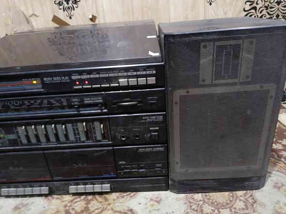 للبيع مسجل راديو اسطوانه شارب ياباني اصلي  يحتاج إلى صيانه وتنظيف الجهاز نظيف بدون تصليح متروك من فتره طويله..
*********** السعر 50 الف يوجد توصيل
