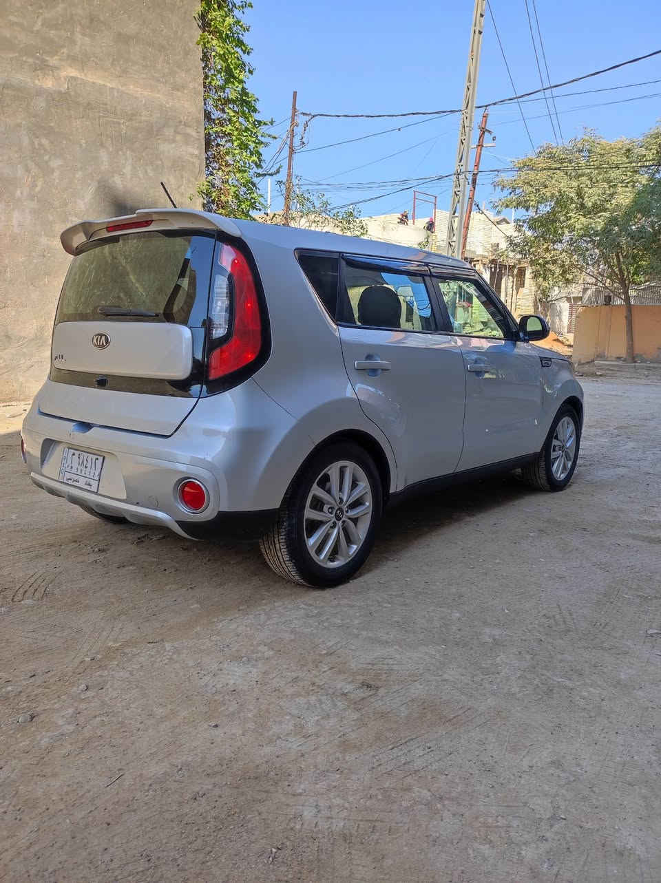 السلام عليكم 

كيا صول موديل 2018 رقم بغداد وارد امريكي بنيد مبدل نفس الون وجاملغ صبغ مكينه 2000 مكينه كير حداديه كفاله ماشيه 81 مكاني بابل السعر 125 وبيه مجال قليل ***********
