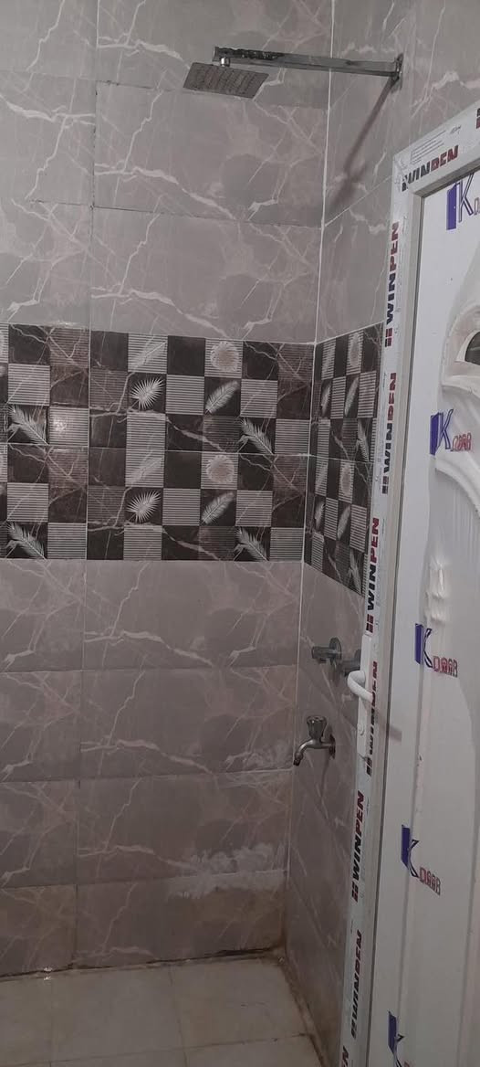 اسلام عليكم ورحمة الله وبركاته اخوان بيت لبيع مساحة 100متر موقع البيت نهايت الربع شوارع خلف معمل الغاز زراعي البيت بي نقوصات اتصل على هذا الرقم ***********
