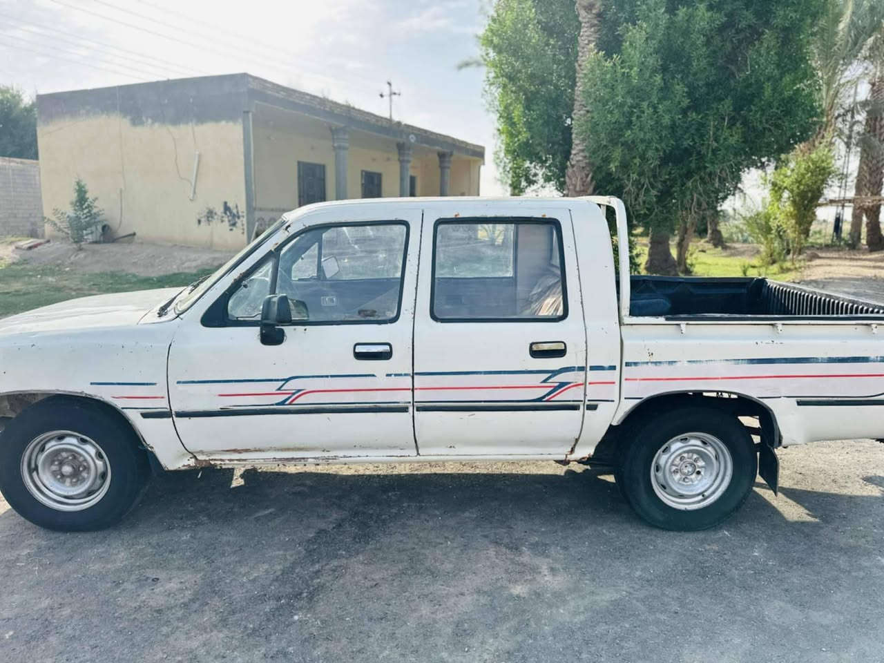 السلام عليكم 
سياره تويوتا موديل 1990 المثنى سنويه لغاية شهر الثالث 2026 شاصي نظيف محرك جديد كهربائيات كامله حداديه وسط ستيرن باور السعر 42 $ وبيها مجال مكان السياره الشطره رقم الهاتف ***********
