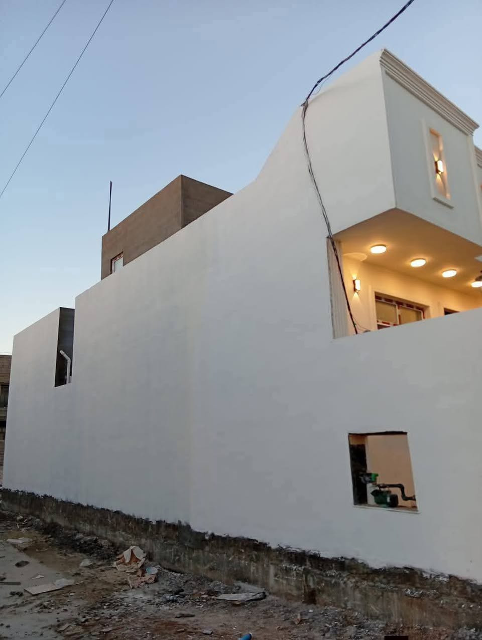 فرصة العمر.. بيت "صفر" لم يسكن من قبل! 🔑
لعشاق الحداثة والمواقع المميزة في الرمادي، نعرض لكم داراً سكنية (بناء طابوق) بتصميم راقي وتفاصيل متكاملة.
• 📍 الموقع: الرمادي - شارع 40 (خلف عمارة القند) - موقع استراتيجي وهادئ.
• 📐 المساحة: 140 متر مربع.
• 🏗️ حالة البناء: حديث جداً (صفر) لم يسكن سابقاً.
• 📑 سند العقار: طابو زراعي (سند 25) تحويل مباشر.
تفاصيل الدار:
• غرف نوم عدد (2).
• صالة داخلية كبيرة + صالة إضافية في الطابق الثاني.
• استقبال واسع للضيوف.
• مطبخ مجهز + مجموعة صحية متكاملة.
• مناور لتهوية وإضاءة طبيعية ممتازة.
📞 للاستفسار ومعاينة البيت: ***********
