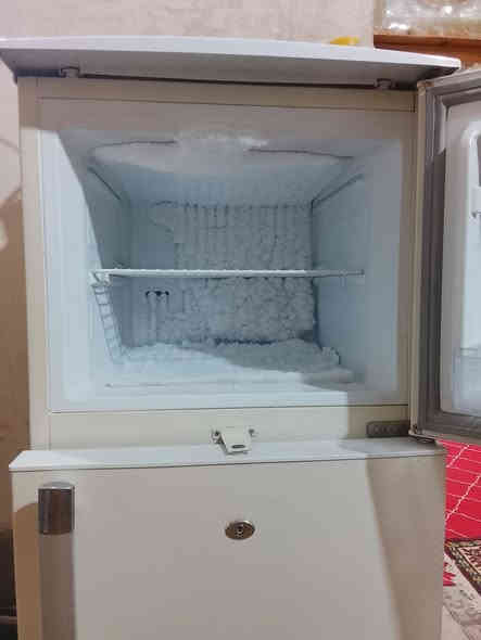 السلام عليكم ثلاجه للبيع مستخدمه سنه وحده كلش نضيفه السعر 200 هذا رقمي ***********
