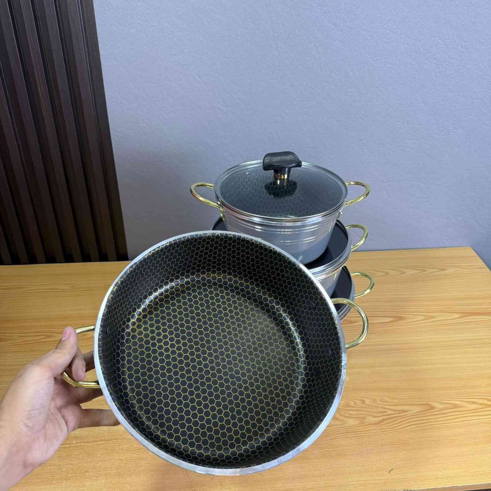 جداري عدد 4 مع سيت جدر فافون تصفية محل بسعر اقل من الجمله يوجد توصيل السعر 20 الف للسيت توصيل 5 الاف
***********
