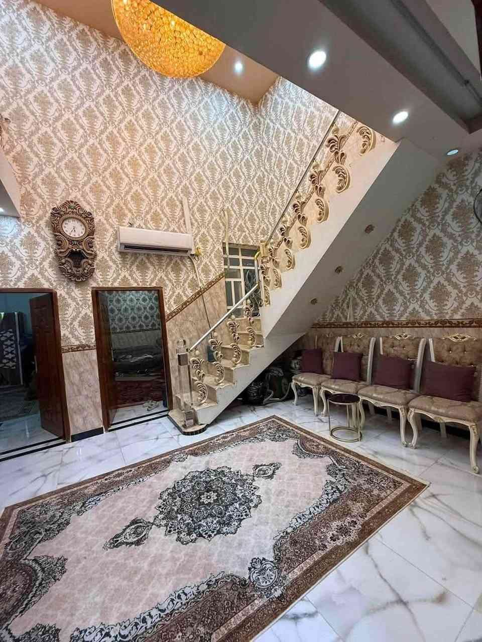 للبيع بيت مساحة 150م في حي السلام مكانه خلف سايدين المستوصف بناء جداً نظيف ما عايز أبرة جاهز للسكن  خريطة كاملة يحتوي على 4 غرف نوم و صالة وإستقبال ومطبخ وصحيات عدد3 للتواصل ***********
