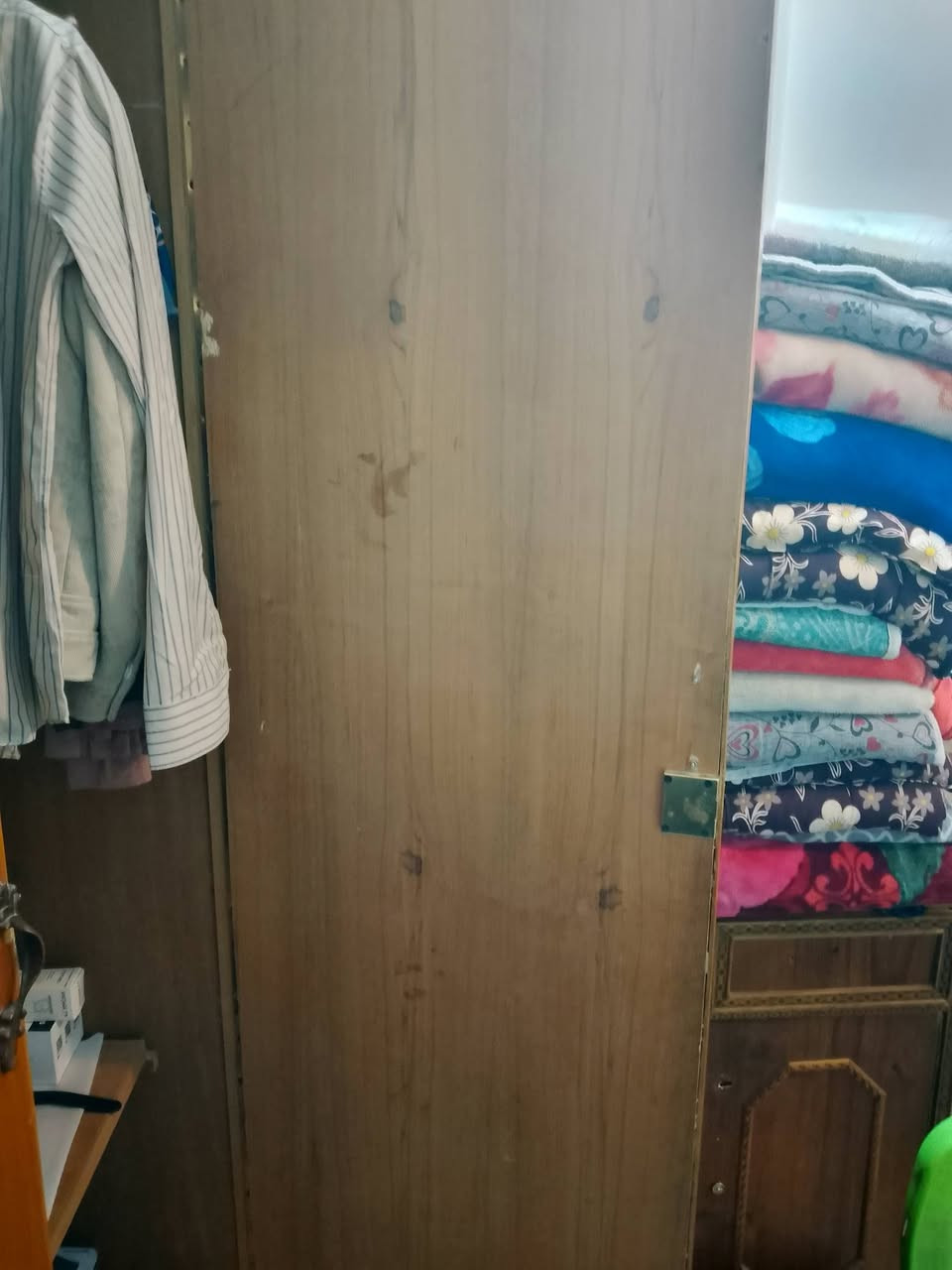 كنتور خشاب صاج تزكام نضيف جدا 5   بيبان السعر 250 الف قفل مابيه مجال الرقم***********6. للتصال
