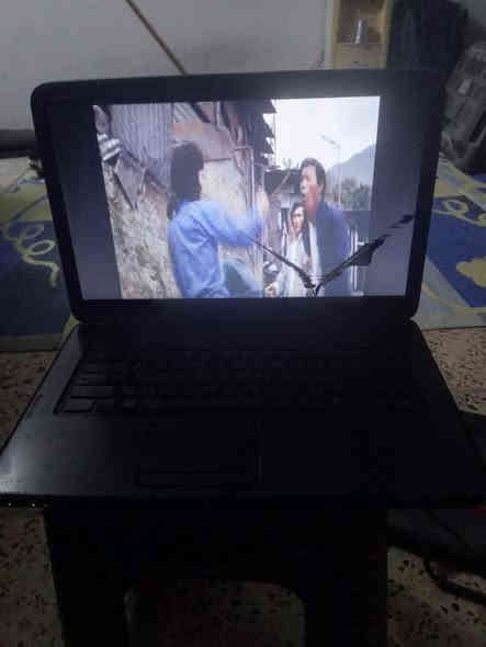 السلام عليكم لابتوب نوع دل الاصلي حجم الشاشة١٥ابو القرص كله شغال مع الشاحنه والجنطة بي خطين بالشاشه كما مبين بالصور السعر١٠٠ الف وبي مجال بسيط***********بغداد منطقة٤٠٠٠
