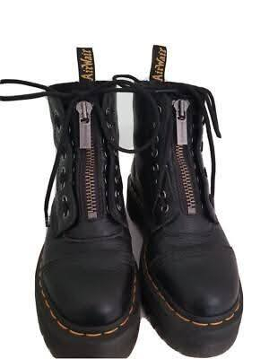 بوت ربع جلد طبيعي قياس 40/41تريده سحاب تريده قيطان جديد غير مستخدم بسعر20
