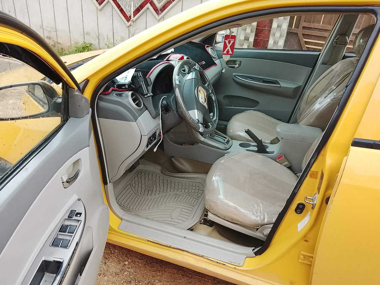 السلام عليكم بي واي دي  . جي 3 موديل 13 كير محرك يارس تدفئه تبريد سنويه لحد. 30 صاحبها بخانقين بيها استيكر بانزين صدر  وباتري ونوزل وبلكات جديد  سقف سلايت شغاله.   دوشمه كشنات  مع سقف مغلف   .سياره اقتصاديه .  للاستفسار اكثر الاتصال ع الرقم ***********  والسعر 53وبي مجال الي ميعجبه لتعلق رجاءا  إذا اكو مراوس خصوصي يراسلني
