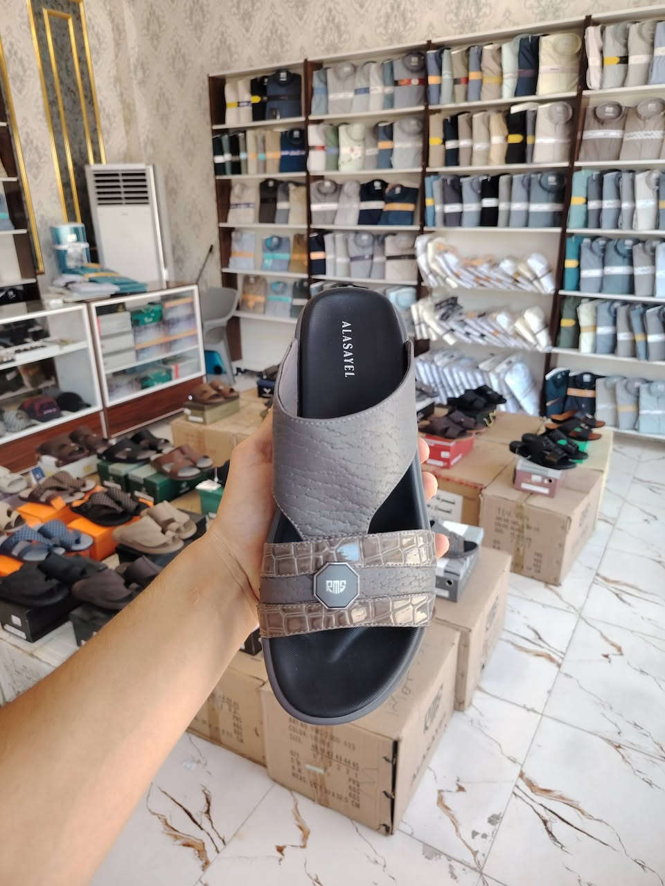 ازياء تميم  
✨ موديلات جديدة من الشحاطات الرجالية الأصلية ✨
إذا تبحث عن الجودة، الراحة، والأناقة... وصلت أحدث التشكيلات لدينا.
📏 القياسات المتوفرة: من 40 إلى 46
📍 الشرقاط السوق الجديد شارع الخياطين رقم المحل 29 ازياء تميم مقابل مجمع السلام.
📦 يوجد توصيل لجميع محافظات العراق بسعر 5000 فقط.📲 للطلب أو الاستفسار راسلنا على الخاص أو واتساب: ***********
@إشارة
