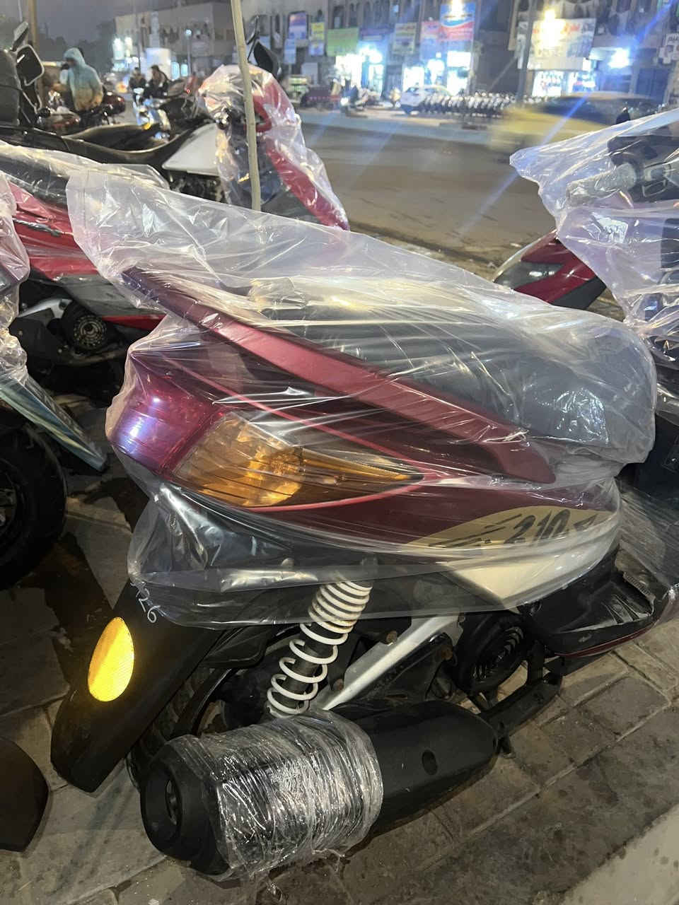 سلام عليكم 
سكنس فحل (رمبه )
نوزل خطين 
كفاله عامه للأخير 
لون كرزي مميز🍒
بيها وشمه بلاديه
بكلايت خليه احمر ومشمي بلادي
اشاير كصه برتقالي 
دراجه يوم 3 بشهر نازله من رمبه واوراق معرض موجوده
دراجه برغي ممفتوح بيها تجي وتقتنع يله تاخذ 
سعرها 1200 وبيها مجال بسيط حك الجيه 
***********
لواته ماريد بنص اليل
