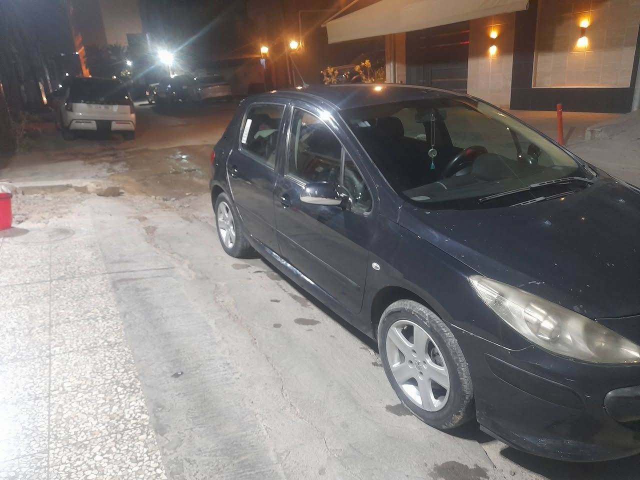 سلام عليكم شباب بيجو 307 السيارة بيها رش كلير الباب الخلف السايق كشناتها جلد تبريد ثلاجة صدر أمامي خلفي جديد المكينة حجم ٢٠٠٠ ويل كب حجم 17 السيارة معروضة ٥٣ وبيها مجال قليل الاستفسار على الرقم *********** علي ابو التمن
