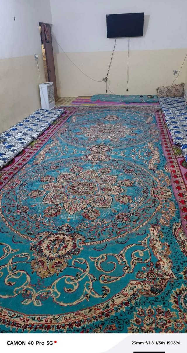 السلام عليكم بيت للبيع مساحة ٢٤٠ م طابقين الثاني بدون سقف يحتوي علي استقبال وهول ومطبخ وغرفتين نوم والطابق الثاني نفس الاول كاطون الرحمه منطقة ٤٠٠٠ قريب على مدرسة الاوزعي شارع ١٠ م نافذ علماً البيت مطلوب عقاري ٣٠ مليون وسعره مناسب جداً ***********
