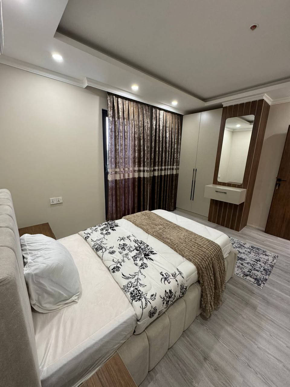 ✨ شقة للبيع في واو تاور
📍 طابق 5
📐 المساحة 170 متر
🛏️ 3 غرف وصالة
🪑 مؤثثة بالكامل اثاث راقي وديكورات حديثه 
📞 التواصل واتساب
*********** أربيل, العراق
