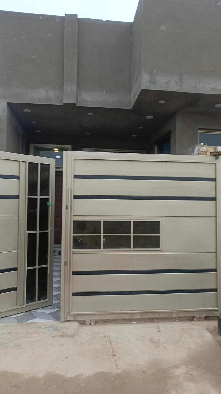 دار للبيع بالسفحه الاولى
مساحة 200 متر ع شارع 20 وساحه خضراء ب ال 8 الف البيت مفول طابق واحد والبيتونه ع طول الصاله شغل درجه أولى بيت حر مامطلوب 
يحتوي ع غرفتين وصاله ومطبخ حار وبارد واستقبال 
للاستفسار اكثر اتصل (***********)  او خاص
