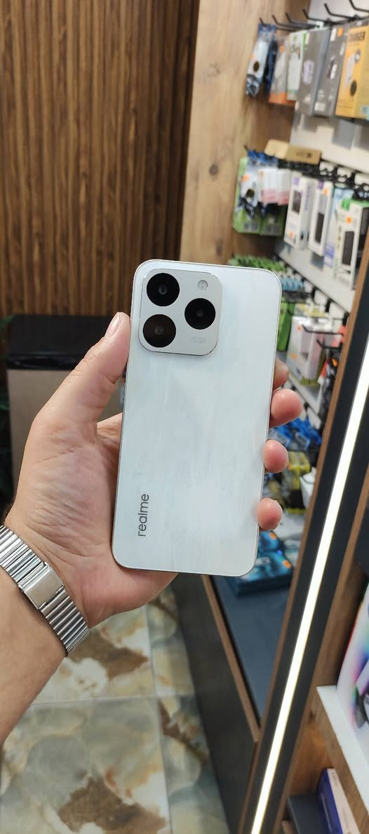 🚀 Realme 15T 5G | وحش الفئة المتوسطة المتكامل
✨ البطاقة التعريفية والذكاء الاصطناعي
• الاسم: Realme 15T 5G (نسخة الملوك)
• الهوية: هاتف ذكي يجمع بين الأناقة الرخامية الخارقة والتحمل العسكري بفضل مقاومة الماء الفائقة IP69
• شعار النسخة: سعة بلا حدود.. وسرعة لا تتوقف.
--------------------
🧠 العقل المدبر والأداء الصاروخي
• المعالج: MediaTek Dimensity 6400 Max 5G (قوة خارقة في الألعاب وتوفير قياسي للطاقة)
• الذاكرة العشوائية (RAM): 12 جيجابايت فعلية (تمنحك سلاسة مطلقة في فتح عشرات التطبيقات معاً، مع ميزة التوسعة الديناميكية لتصل إلى ضعف الكفاءة)
• ذاكرة التخزين: 256 جيجابايت (مساحة عملاقة تتسع لآلاف الصور، الفيديوهات عالية الدقة، وأثقل الألعاب دون قلق من امتلاء الذاكرة)
--------------------
🖥️ العرض البصري (شاشة الأحلام)
• النوع: AMOLED بحجم 6.57 بوصة.
• السرعة: معدل تحديث 120Hz لسرعة استجابة فائقة أثناء التصفح والألعاب الإلكترونية
• الإضاءة: سطوع خارق يصل إلى 4000 شمعة لرؤية واضحة جداً حتى تحت أشعة الشمس المباشرة
--------------------
📸 استوديو متكامل في جيبك
• الكاميرا الخلفية: 50 ميجابكسل مدعومة بالذكاء الاصطناعي (AI) لعزل احترافي وصور ليلية مذهلة
• كاميرا السيلفي: 50 ميجابكسل لعشاق صناعة المحتوى والصور الشخصية فائقة النقاء
--------------------
🔋 طاقة لا تنفد (البطارية الأضخم)
• السعة: 7000 مللي أمبير (انسَ الشاحن تماماً، الهاتف مصمم ليعمل معك حتى 3 أيام من الاستخدام المعتدل)
• الشحن: سرعة شحن 60 واط تعيد الحياة للبطارية العملاقة في وقت قياسي

ملاحظة....
الجهاز جديد غير مفعل و السعر جوة السوق
السعر 365 ألف 🔥
مركز الخيمة للهواتف ✨
***********
