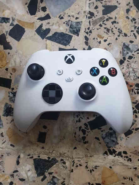 السلام عليكم
ثلاث جوستكات اكس بوكس سيريس للبيع 

1- الاولى : جوستك الجهاز الاصلية اللي تجي وية الجهاز بالكارتونة و الجهاز مشتريه صارلي 5 اشهر و سعرها 45 ألف

2- الثانية : هم جوستك الجهاز الاصلية مال جهاز اخوي مشتريه صارله فترة بس بدلت بيها الكير (الانالوغ) الايسر الى مغناطيسي بعد ما صار بيه درفت و هسة شغالة 100% و سعرها 40 ألف

3- جوستك اصلي وية كارتونته و شغال 100% و مستخدم قليل كلش و سعره 45 ألف

* الثلاث جوستكات شغالات 100% 
* الثلاث جوستكات اصلية و ما بيها واحد تجاري و ثنين منهن اللي يجن وية الجهاز 
* الثلاث جوستكات استخدام شخصي 
* عادي ابيع مفرد مو مشكلة

العنوان : بغداد / البلديات / شارع المصرف 
للتواصل : ماسنجر او واتساب *********** او اكتب بالتعليقات و أني اجيك خاص
