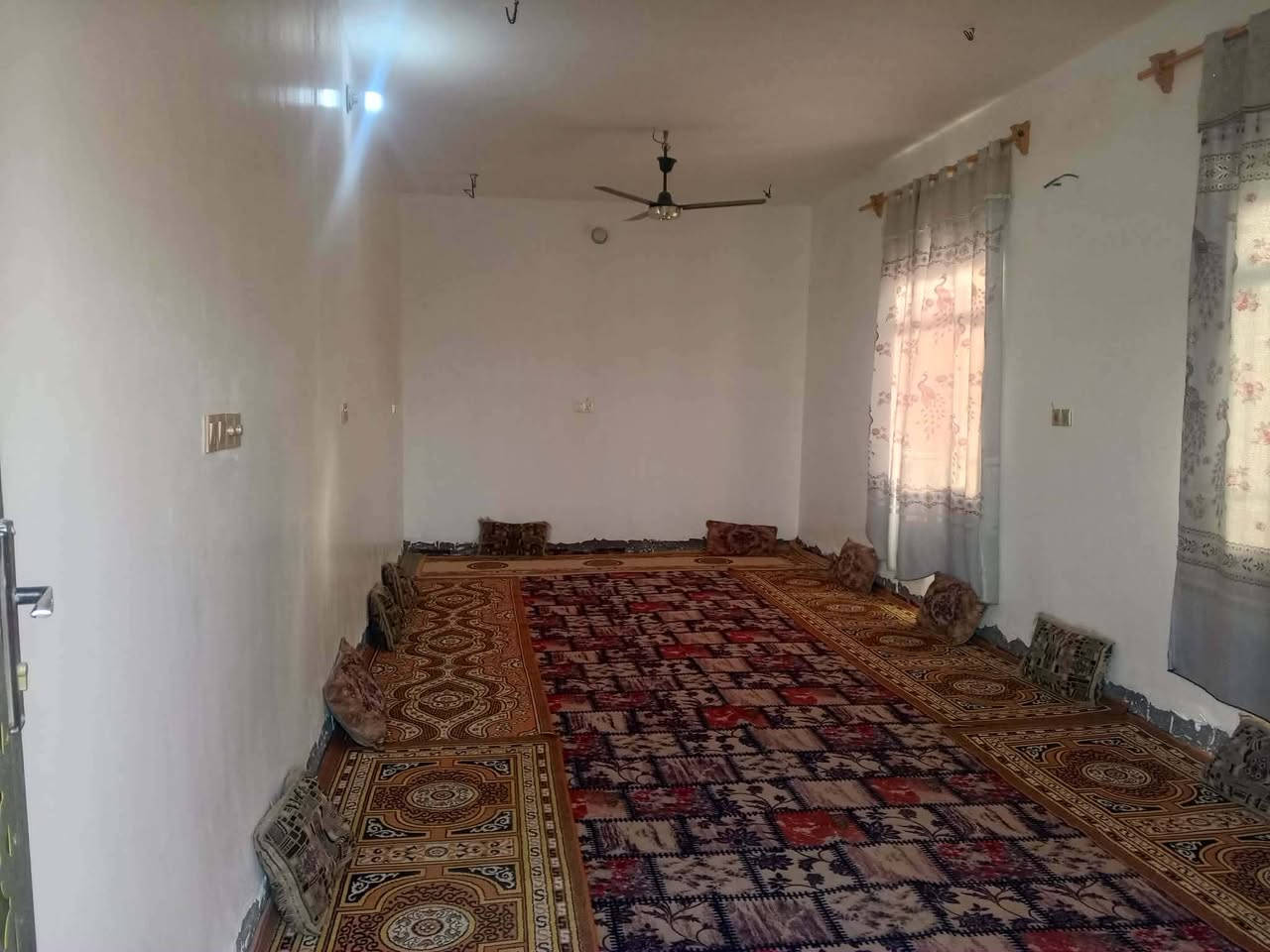 بسم الله الرحمن الرحيم 
بيت زراعي للبيع المساحه ٣٥٠ ركن
 بناء حديث أبي ديوانية عشر امتار
 وثلاث غرف نوم وصاله جبيره 
ومجموعة مغاسل داخلية وخارجية
 وبي محل مفتح يعمل حالياً العنوان
 طريق المشايه الفرع المقابل بيت عبد الامير صگر
على اليمنه
 خدمات موجودة ماء وكهرباء وشارع سبيس
السعر وباقي التفاصيل يم صاحب 
 الرقم الموجود بالاعلان 
***********
او مراسلة الصفحة 
#هادي_الحجيمي
