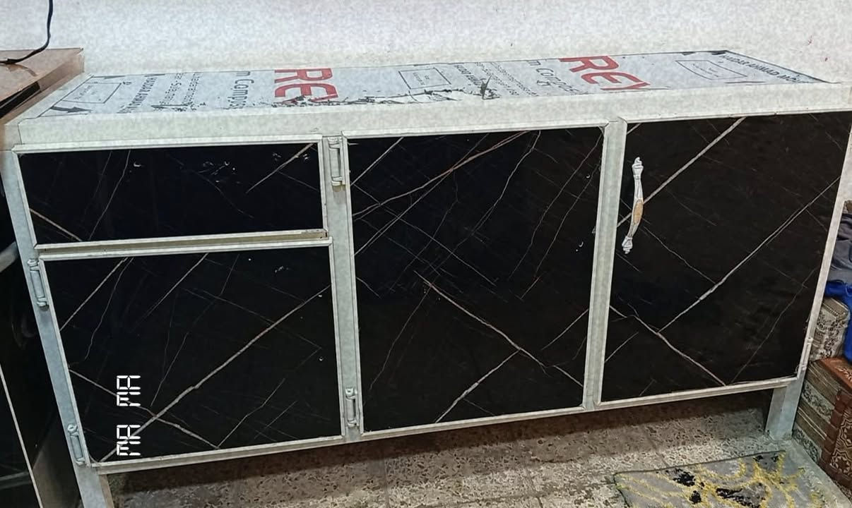 كاونتر. امنيوم  ثلاثه قطع. تعليك وارضي وسنك استخدام قليل  السعر ٢٢٥ الف 
***********
