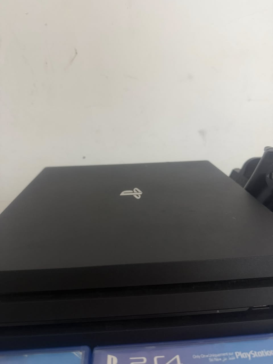 السلام عليكم  ….  اخون جهاز بلي 4 برو ذاكره 1TP(1000Gb) جهاز جدا جدا جدا نضيف وسعره جدا مناسب ومستعجل ؏ـلى بيعته جهاز نضيف وما مفتوح ومع كامل ملحقاته وزياده ما عدا الكارتونه 
الملحقات :-
.
.
3 جويستكات اصليه و1 من الجويستكات نضام البور بيه عطلان تكدر تصلحه ب 5000 
.
.
ستاند حامل بلي مع نضام تبريد ومراوح وشحن يدات اصلي
.
.
9 اقراص جديده يعني فتح سليفون ؏ـلى ايدي مع شحن للحسابات من الاقراص موجود
.
.
سلسله رزنت ايفل كاملة ما عدا الجزء 5
.
.
حساب اماراتي اصلي موجود داخل الحساب اكثر من 5.00$ مع البلي + مشتري لعبه من داخل الحساب
.
.
عرض جدا قوي ولله ورجائا لا تكسرون بي الجهاز مع كل هاي الملحقات سعره (380.000) الف سعره جدا مناسب بلنسبه لهيج ملحقات وهيج نضافه 
رقمي (***********)
