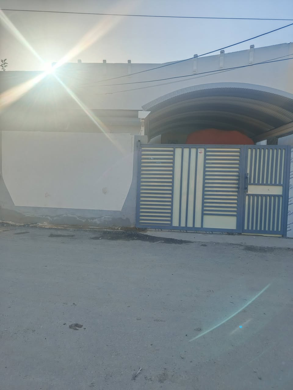 السلام عليكم بيت للبيع مكان عامود ٩٩فرع رشاد يم اسواق ابو رشا مساحة ١٦٥م، طابو سند ٢٥يحتوي على غرفة وصالة وكليدور ومطبخ وصحيات وطارمه وكراج كبير الشارع ٨مترالسعرخاص الرقم ***********
