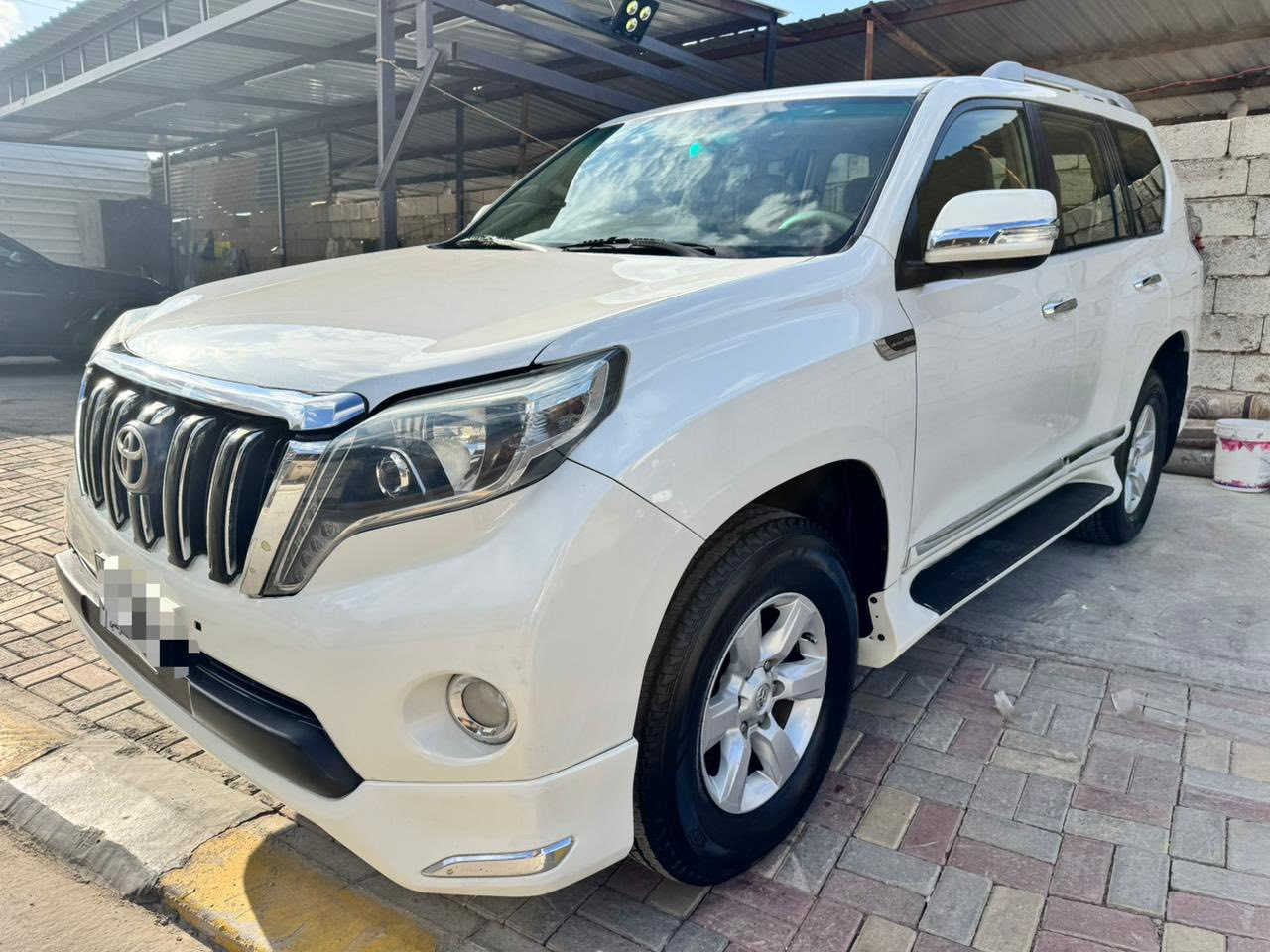 السلام عليكم ورحمة الله للبيع تيوتا برادو 2014 سعرها 245 وبيها مجال للشراي والجناي مكانها بالرمادي خليجي مواصفات فول TXL محرك 6 سلندر محرك وكير بلادي تخم تاير ماشيه 140 الف رقم بغداد تحويل مباشر بيها ضرر صبغ جاملغ والباب والدعاميه الاماميه صبغ فتحته سقف كشنات كهرباء كشنات جلد الشراي يتصل وشرط الفحص 
***********
