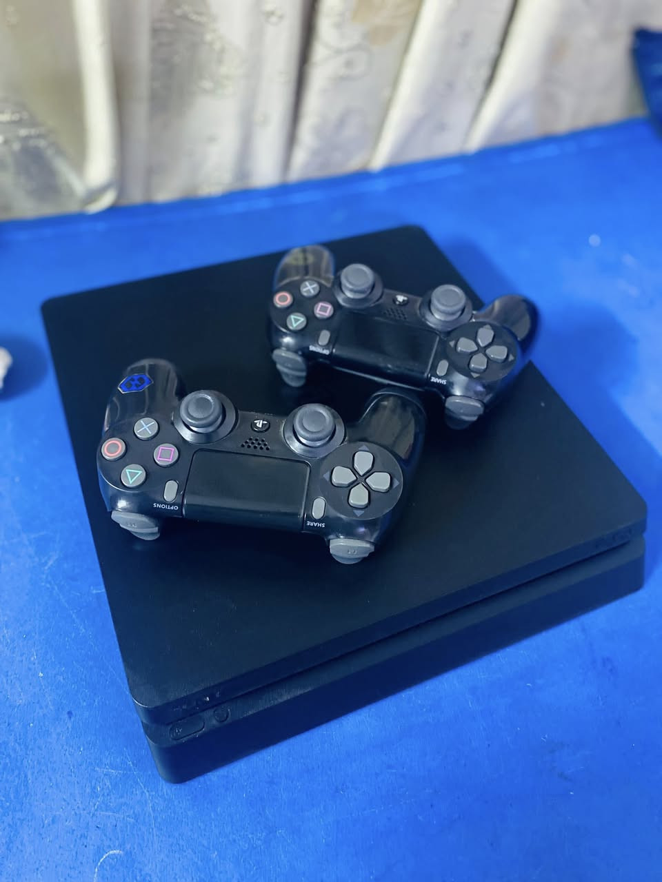 للبيع السعر230 وبي مجال
بلي فور سلم مامفتوح وشرط ليبل موجود وتعال وفحص مامستخدم هواي صار شهر من جبته
ويا الكارتونه مالته

يدات اثنين وحده اصليه وثانيه تجاريه بس لبطاريه مالتها عطلانه لازم تخليها علا شحن اله تشتغل

ذاكرة:500 

آخر تحديث 

اونلاين

جميع الملحقات موجوده 

وشرط تفحصه يمي وتشوفه عجبك الف عافيه

ويا هديه:قرص gta


**إذا كنت صاحب هذا الإعلان وتريد حذفه لأي سبب، رجاءا أرسل رسالة إلى الدعم الفني**