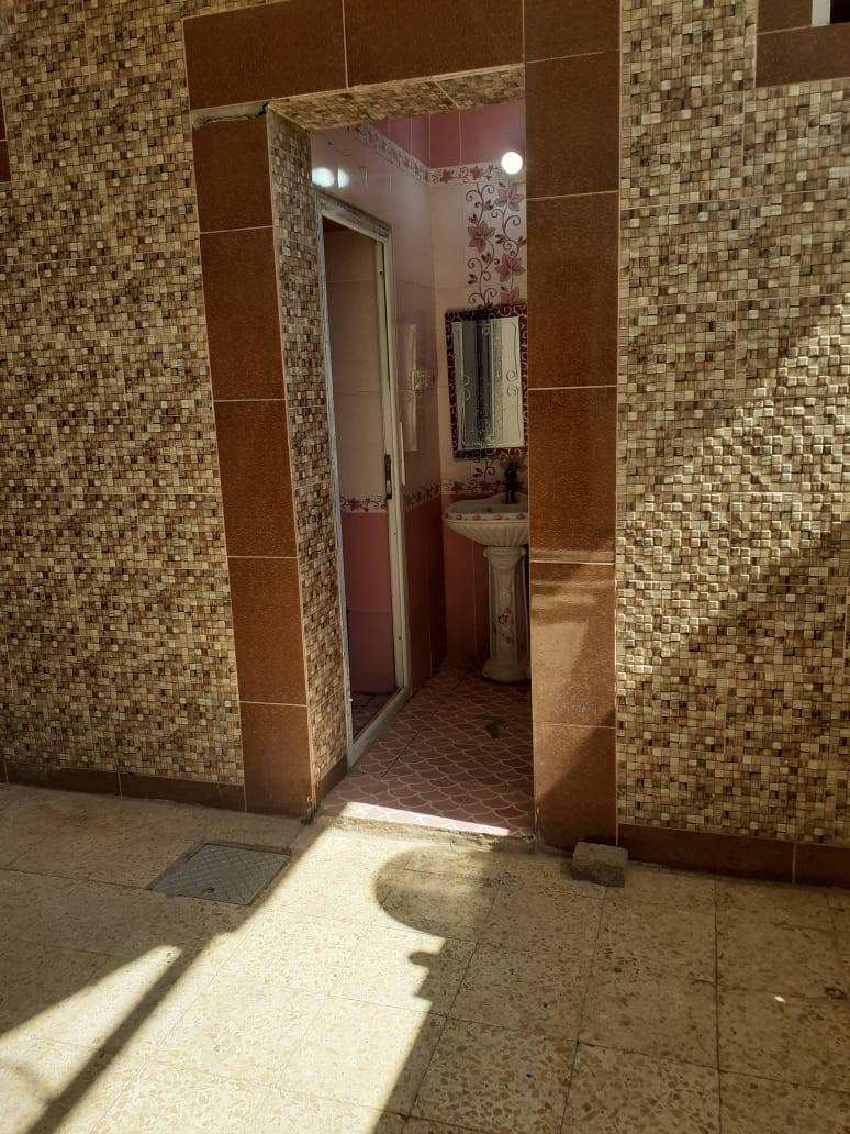 بيت للبيع المساحه ٢٤٠ متر محجوز للمصرف العقاري حي الحريه خلف مستشفى الشهيد فيروز مقابل حسينية السجاد البيت ٣ غرف نوم ٣ صحيات داخليه وخارجيه البيت طابق واحد عكاده يباع إقرار محكمه باسم المشتري السعر ٨٠ مليون قابل للتفاوض 
التواصل على الرقم
***********
