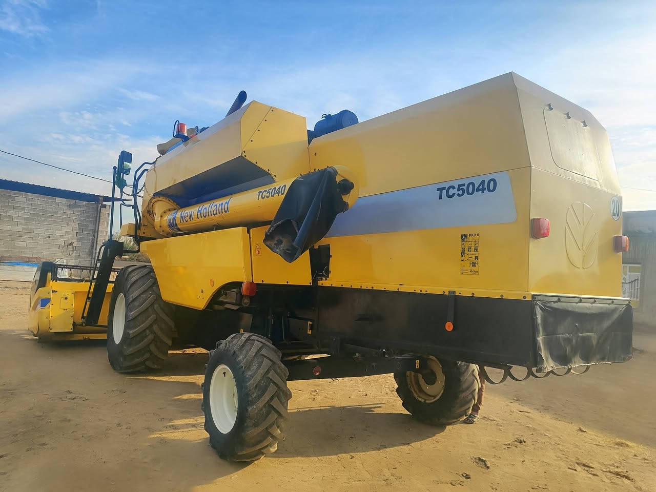 السلام عليكم للبيع حاصده 4بلم قايش 2014 كفاله عامه وضع الشركه عاده 3000,,  مكان واسط الشحيميه ***********. ,, ***********.
