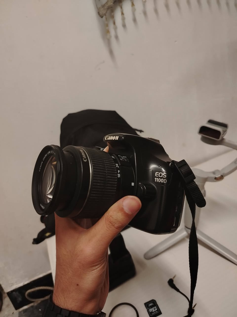 كانون دي 1100. نظيفة كلش  تحتوى على
عدسة 18.55 
كراب

حقيبة 
رام 16 
فلاش توصيل 
مانع اهتزاز للهاتف  
الحزام 

السعر 350 وبيهه مجال


**إذا كنت صاحب هذا الإعلان وتريد حذفه لأي سبب، رجاءا أرسل رسالة إلى الدعم الفني**