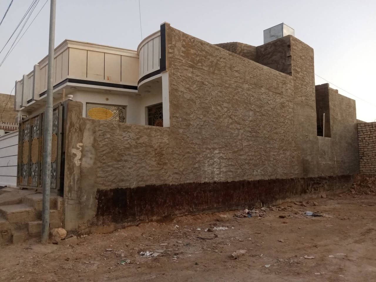 السعر 90بيت طابو صرف المساحة 200م غرفتين وصالة ومطبخ حار وبارد وديوانية وصحيات خارجية وداخلية وكراج سيارة بناء حجر وسمنت 2023م للبيت حلو وخريطة مرتبة الموقع رمادي 6كيلو قرب مول زنبيل تواصل واتساب *********** ابو مصطفى البيت الذهبي
