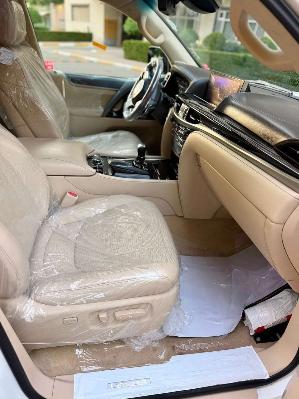 Lexus LX 570.     2016  85,000 km   
‎🔹لكزس 2016    (بریم) LX 570

🔹 مكفولة كفالة عامة من الدعامية إلى الدعامية 
‎بدون بارد  ،بدون رصعات ،بدون حتى شخط🔹
‎دعاميات هم بدون صبغ ،رمل مابي ،بقية كلها بشرط

🔹داخل بیجی  بسمطين +كارت +سماعة بيادي مجوود 

🔹ماشية 85 الف 
             $555سعر. 
‎ فول فول المواصفات 🔹
‎ بصمة➕ الانزلاق➕ورقة البيانات➕شغال كشن جلد و هيلتر 
‎الاحتلال➕راس ديفيد➕ 5 كاميرات  ➕ثلاجة➕زينون، جلد جاف  تدفئة شفط التبريد خزينة➕هواء مزدوج➕نظام ايكو سبورت,➕حساسية الديك المؤخرة  مرايات➕الفتحة➕باب خلفي جك➕رادار إمامي

‎محرك كير بشرط مامفتوح 🔹
‎سيارة حيل نظيفة كلشي عل بلاد لوك
‎سنوية زنكة كلشي جديد مدفوع لـ2029
‎باسمي السنوية بشرط تحويل و خرامة 
‎سيارة مابيـها دينار مصرف كامل من كل نواحي

‎نظافه ١٠٠٪؜ كامل سيرفس بدون نقص و بدون مصرف🔹
‎سياره مال بيت أي نقص مابيها 4 إطارات جديدة تحتها

نفسي يوم /تحويل و وكالة حاظر 
مكانك /داخل سليماني

🔸موبايل/*********** Singapore
