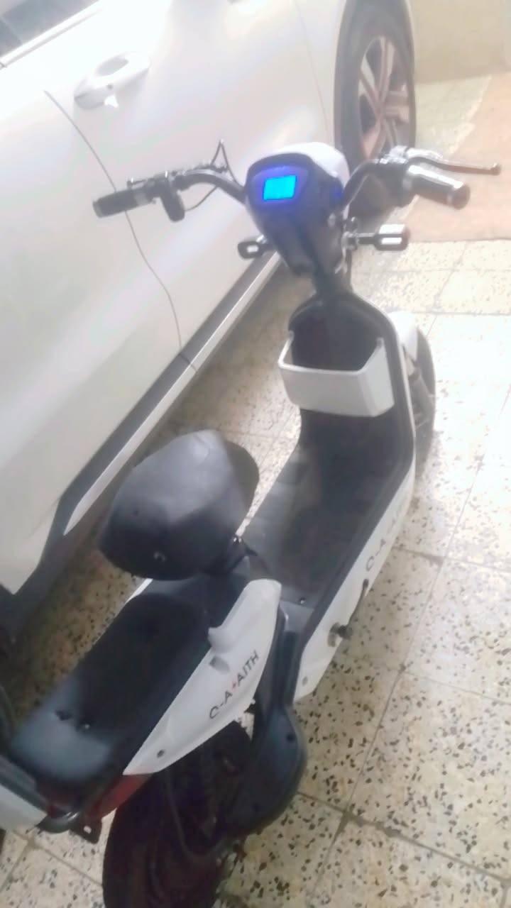 السلام عليكم حبايب عندي دراجة شحن للبيع الدراجة مستعملة كلشي ما بيهة الاتصال بل الرقم *********** موجود عل واتساب والسعر خاص ....
