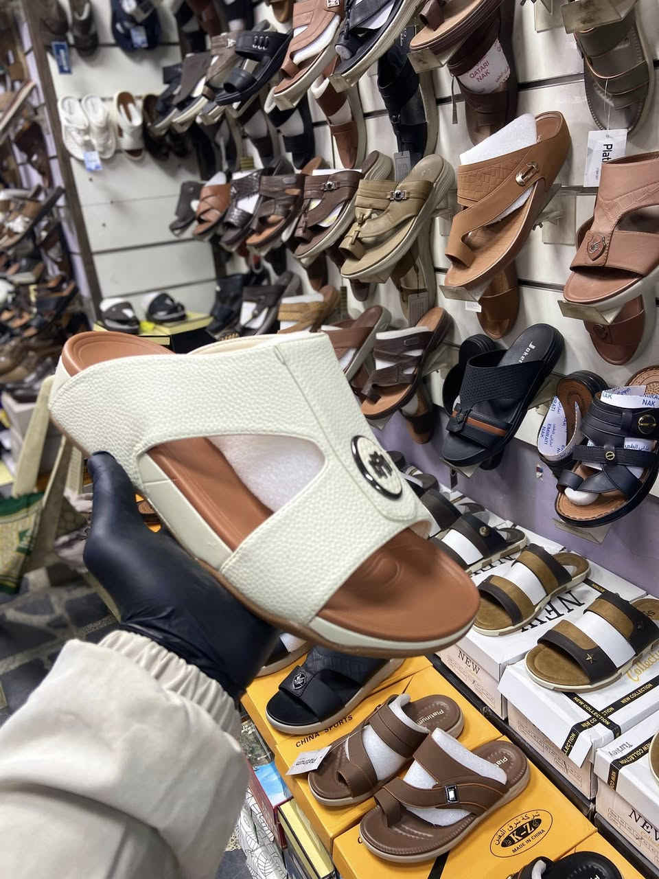 السلام عليكم 
بعد انقطاع طويل عدنا. اليكم ب احدث الموديلات للشحاطات الجوكر والبلاتينوم والنيترو 
جميع انواع الشحاطات 

السعر السابق:20000الف دينار 

السعر الحالي:10000الف دينار فقط 

عنواننا :الفلوجه السينما القديمه مقابل معرض الكبيسي

عامر البحر للاحذيه الرجاليه 

زورونا ستجدون اجود انواع الشحاطه الرجالي


**إذا كنت صاحب هذا الإعلان وتريد حذفه لأي سبب، رجاءا أرسل رسالة إلى الدعم الفني**