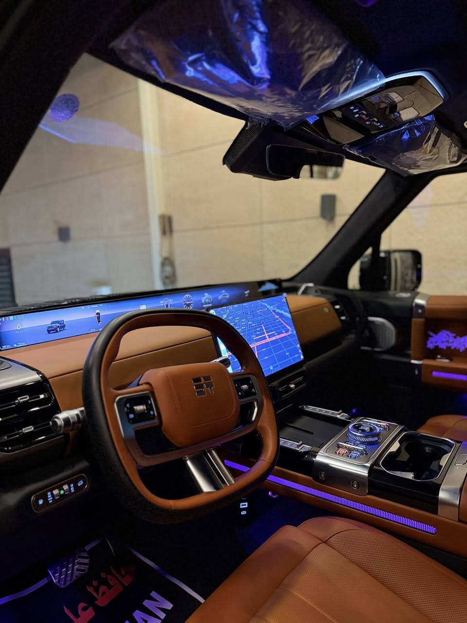سلام عليكم جيتور G700 فئة premium PHEV
مقاعد امامية كهرباء
مقاعد خلفية كهرباء
* تهوية (تبريد) للمقاعد الأمامية.
* مساج للمقاعد الأمامية.
* مساج للمقاعد الخلفية.
* حفظ وضعية المقاعد (Memory).
* تكييف أوتوماتيكي ثلاثي المناطق.
* نظام تعطير للمقصورة.
* شاحن لاسلكي سريع.
* شاشة عدادات رقمية كاملة.
* شاشة وسطية كبيرة.
* تحكم صوتي ذكي لأربع مناطق داخل السيارة.
* Apple CarPlay و Android Auto
* نظام صوت Lexicon بـ 18 سماعة.  
* مصابيح LED Matrix.
* إضاءة ترحيبية.
* باب جنطة شفط 
* تشغيل عن بعد.
* كاميرات 360 درجة.
* شاسيه شفاف لمشاهدة ما تحت السيارة.
* دفع رباعي ذكي.
* أوضاع قيادة متعددة (ثلج، رمل، طين، صخور وغيرها). 
* مثبت سرعة راداري ACC.
* المحافظة على المسار.
* تحذير الخروج عن المسار.
* فرملة طوارئ أوتوماتيكية.
* مراقبة النقطة العمياء.
* تحذير حركة المرور الخلفية.
* مساعد الازدحام المروري.
* جكات سيارة

سعر 75000000 ميلون عراقي 
مكاني بغداد زيونة ***********
