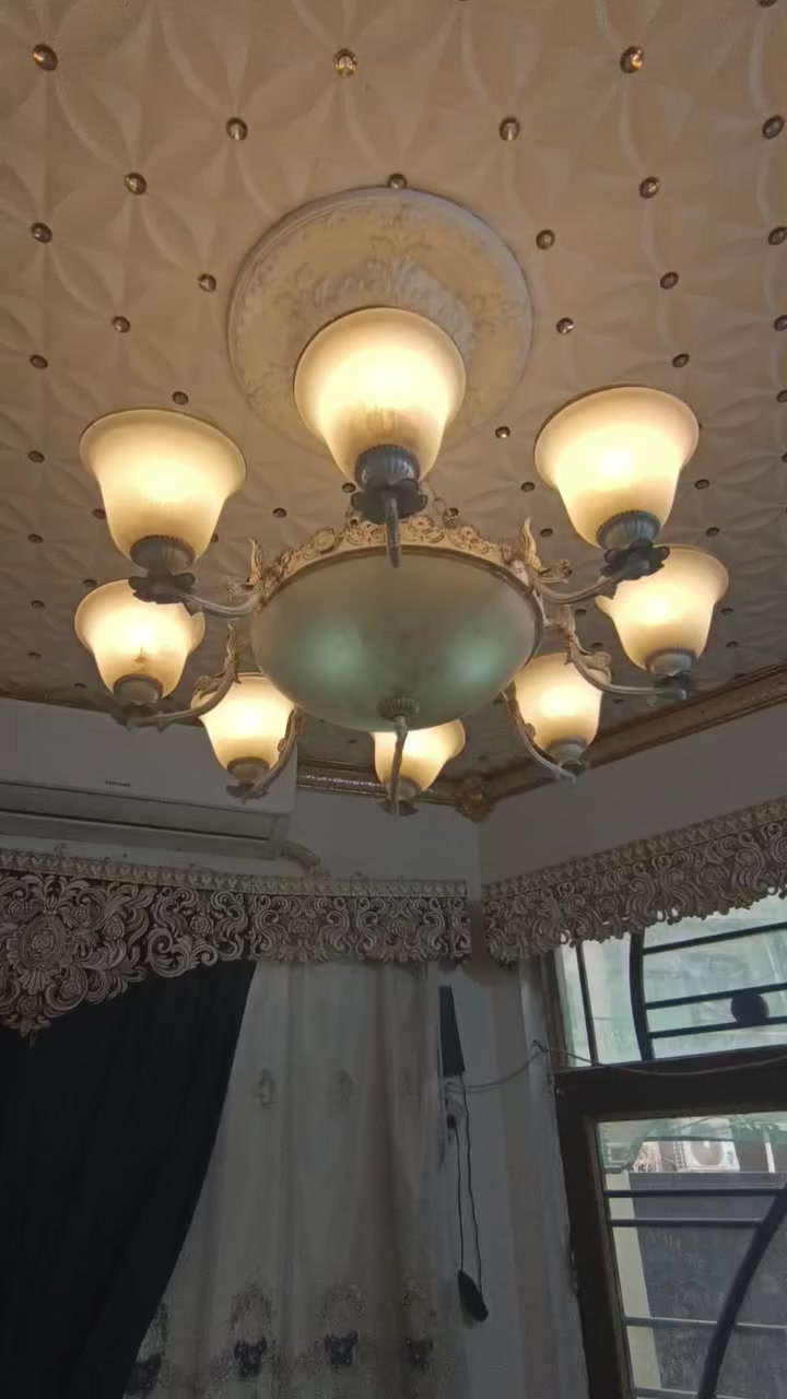 ثريات للبيع قيمهن واشتري
زوج ثريات كبار
براكيت خشبي عدد اربعه
و الكرستال زوج للاستفسار ***********
