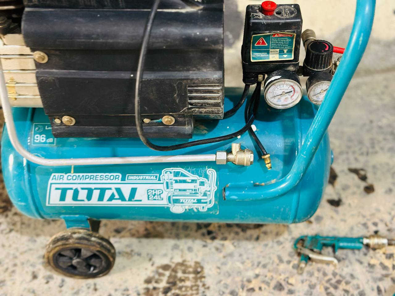 كمبريسر هوه 24 لتر 
أصلي شركه توتل مشتغل تقريباً شهرين 
مثل مو واضح بل صوره جديد وشغال شرط الفحص 
بس هاي الفضله مزروفه وسنها ممرود السعر 100 وبي مجال قليل 
العنوان 📍 حله شارع 80 ستدارت حي العسكري 
☎️ ***********
