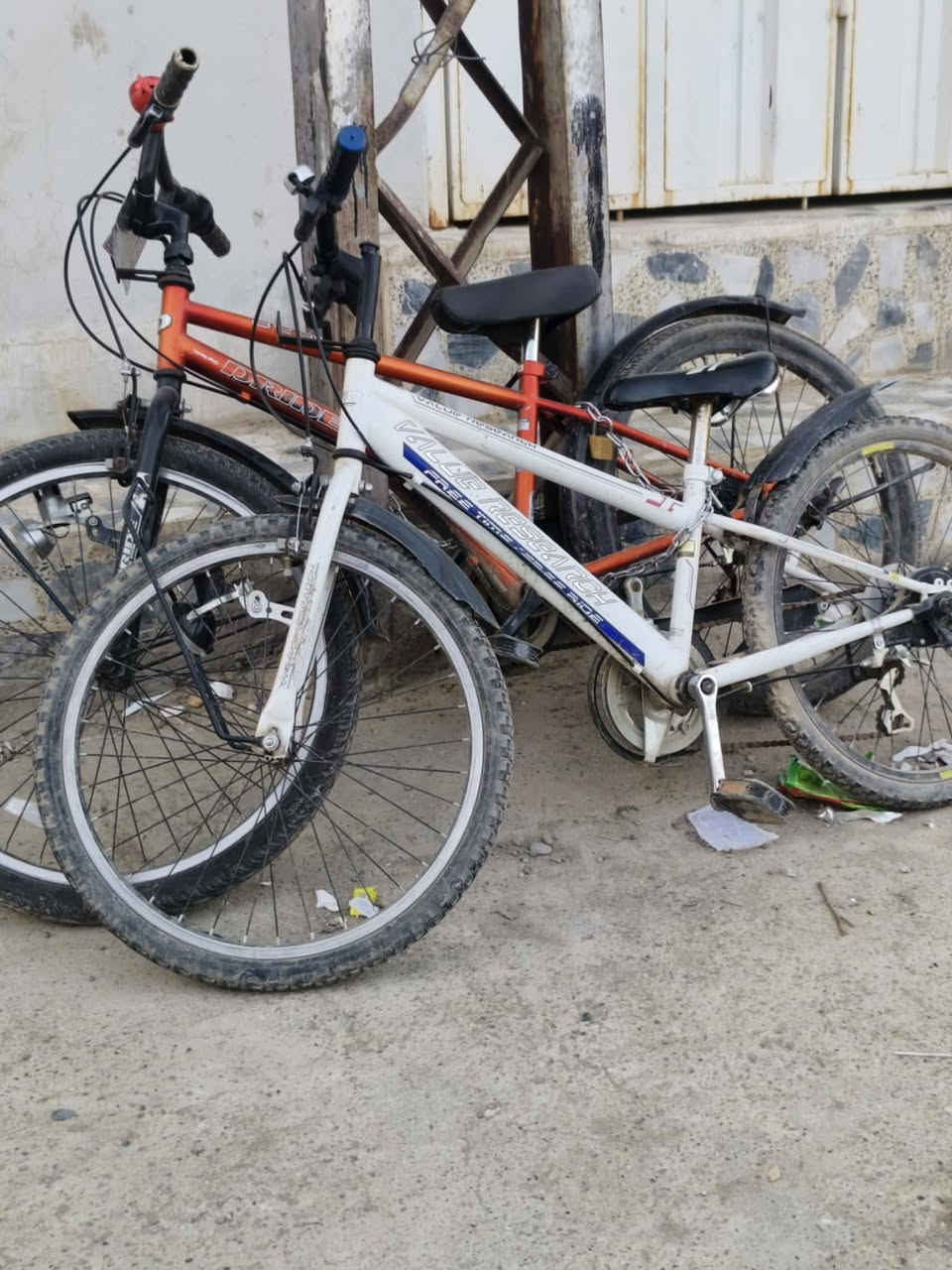 سلام عليكم بايسكلين باله  ياباني  حجم البرتقالي ٢٤ وحجم الابيض ٢٢ كاملين مكملين يتحملن وزن ١٠٠كيلو وازيد 
سعر الواحد ٧٥ وبي مجال مكاني موصل جانب الايمن حي الرساله
***********
