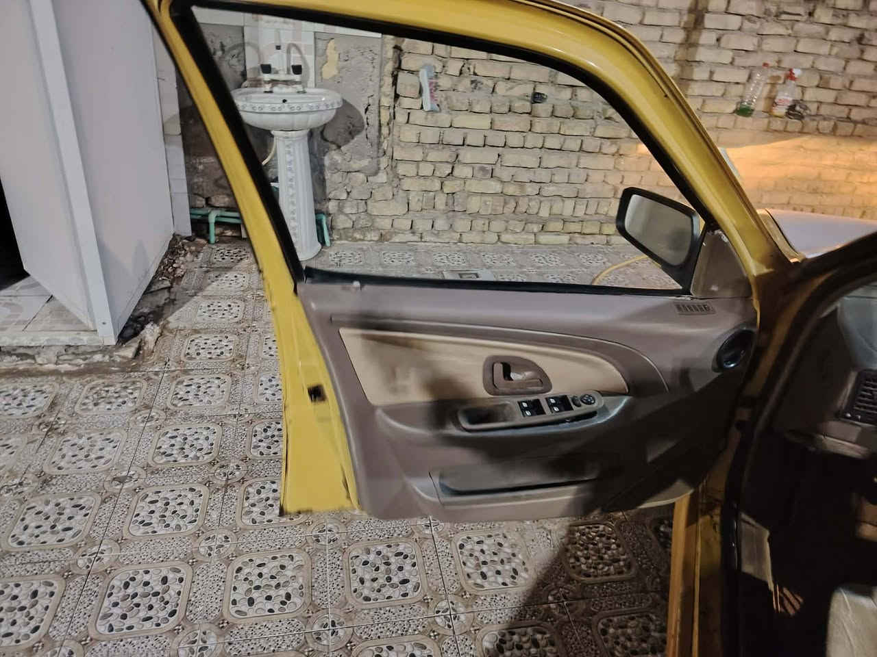 سلام عليكم بيجو لميس 405. مديل 15مصفرة غرامات وهية مكينة بعدهي على سحك بيها ضمان شهرين كير مكفول حدادية جديدة باتري جديد تايرات صارلهن شهر دواخل جدد حتى البطاين الباب جدد دوشمة جديدة سلف جديد ما بيها ضربة  خياسات ماكو سيارة تخبل راعيها يريد مداور السنوية 2029تسقط ما عليها ولا ربع رقمها بغداد سيارة بوجهك للشارع ربع ما ذب عليها
السعر :40وبيها مجال قليل حك الجية
عنواني: دوانية حي الفرات
رقمي :***********
هاي كل التفاصيل.
