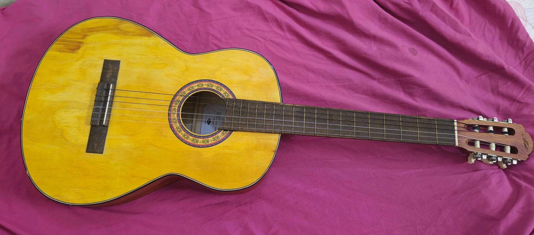 كيتار ماتابور (Matapour) كيتار كلاسيكي نظيف جداً "أخو الجديد" للبيع 🎸
للي يدور كيتار مرتب وصوته دافي ونقي، عندي هذا الكيتار (Matapour) الإيراني الأصلي (صناعة سنندج) موديل 001.
ليش هذا الكيتار لقطة؟
الحالة: نظيف جداً واستخدامه قليل جداً، وبدون أي خدش أو تشوه نهائياً (تگدر تگول أخو الجديد).
الخشب: خشب طبيعي أصلي ومتين، معروف بقوة تحمله ونغمة صوته المميزة.
الحجم: حجم كبير (Full Size) ومريح جداً بالعزف، سواء كنت مبتدئ أو محترف.
الملحقات: يجي وياه جنطته (الحقيبة) الأصلية مالته.
المنشأ: ماركة ماتابور غنية عن التعريف بجودتها للتعليم والعزف الكلاسيكي.
السعر: ( 175 ألف دينار) وقابل للتفاوض  
المكان: (ذي قار )
للتواصل والاستفسار، يرجى مراسلة الرقم على واتس اب ***********



#كيتار # الآلات موسيقية 