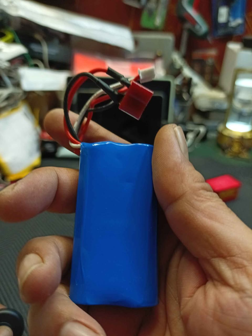 بطارية ليثيوم قابلة لإعادة الشحن من نوع VTET، وتستخدم لتخزين الطاقة للأجهزة الإلكترونية.
النوع: بطارية ليثيوم فائقة (Super Lithium Battery).
الجهد الكهربائي: إدخال 12 فولت DC، وإخراج يتراوح بين 12.6 فولت و 10.8 فولت DC.
السعة: 5000 مللي أمبير في الساعة (5000mAh).
التكوين: 3S2P (مما يعني 3 خلايا على التوالي و 2 على التوازي). بغداد, العراق


**إذا كنت صاحب هذا الإعلان وتريد حذفه لأي سبب، رجاءا أرسل رسالة إلى الدعم الفني**